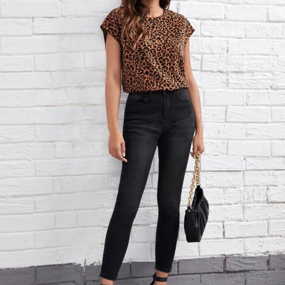 Leopard print twist back blouse - Picture 7 of 7